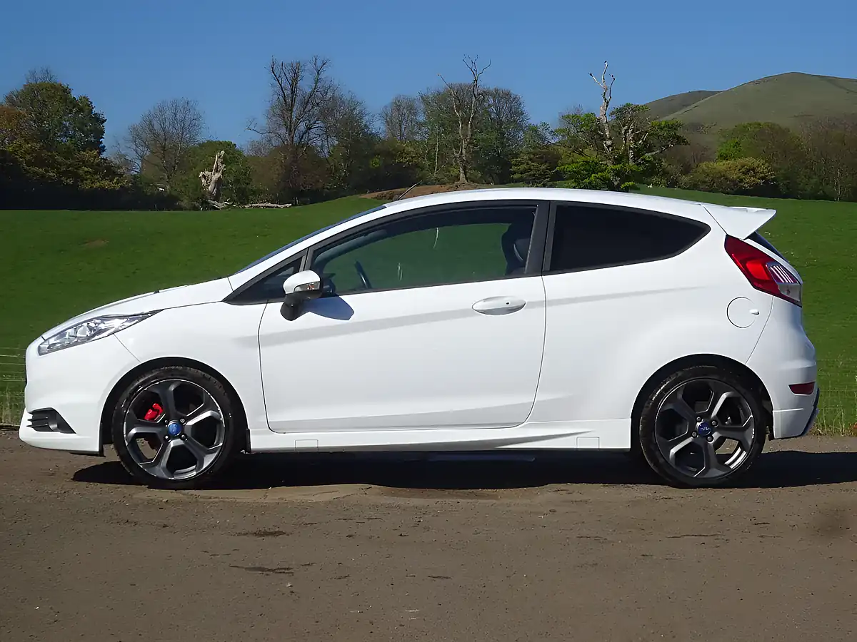 Used 2016 Ford Fiesta ST-3 Frozen White - Interior and Exterior details 4