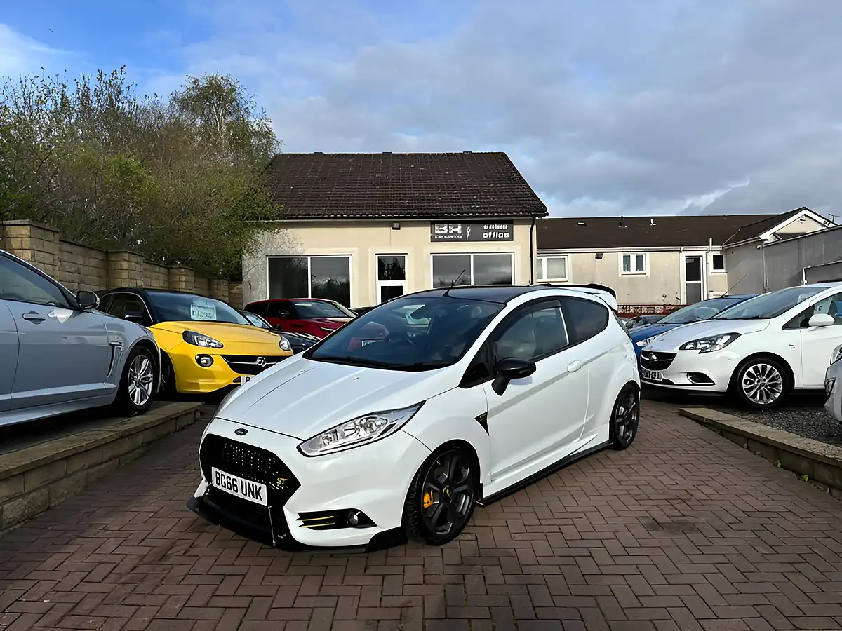 Used 2016 Ford Fiesta ST-3 White - Front View