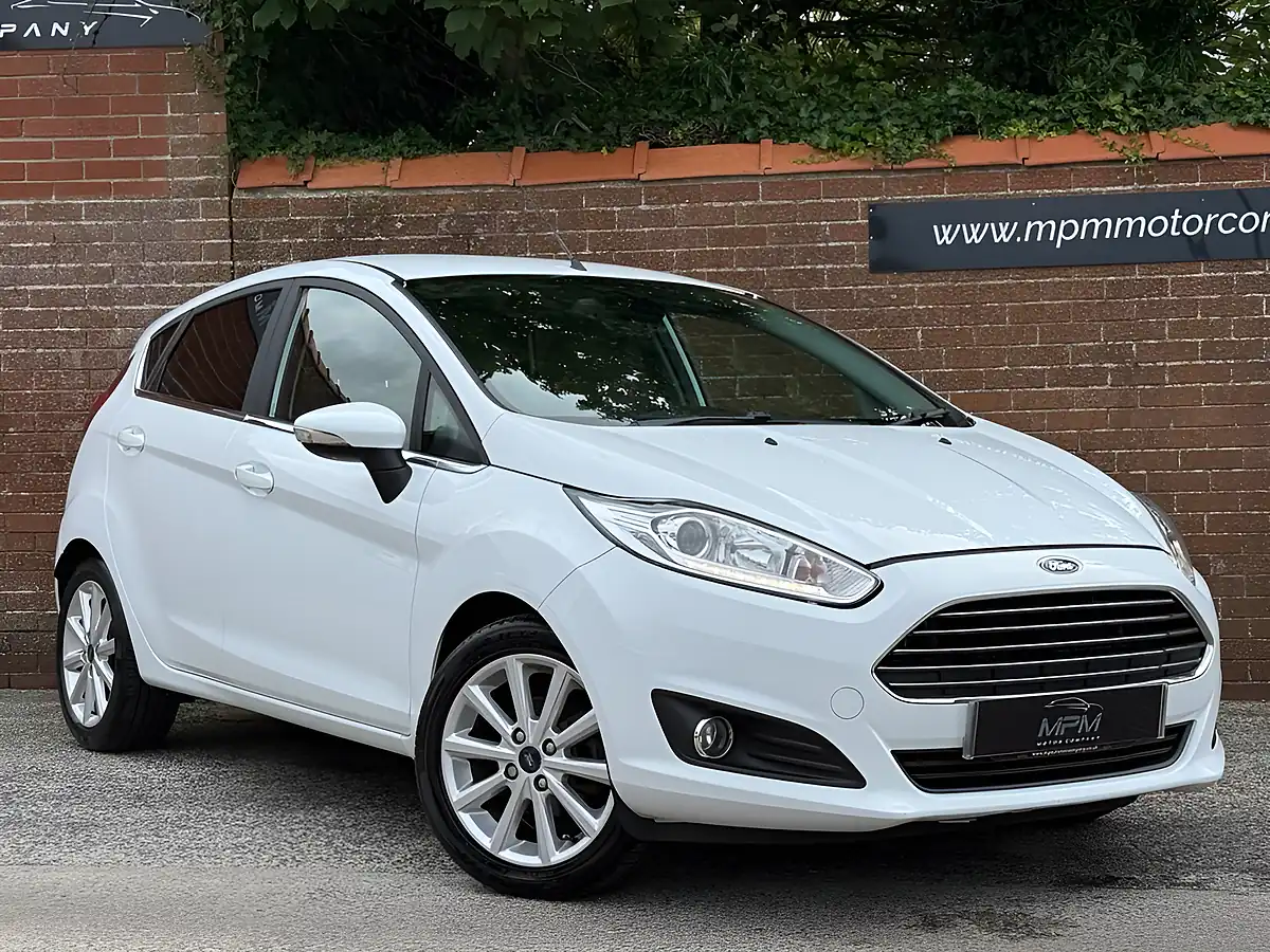 Used 2016 Ford Fiesta Titanium Frozen White - Front View