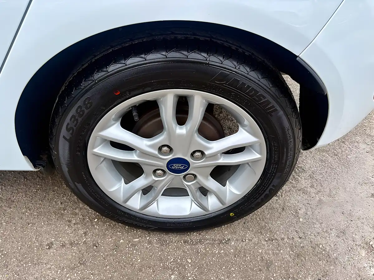 Used 2016 Ford Fiesta Zetec Frozen White - Interior and Exterior details 18