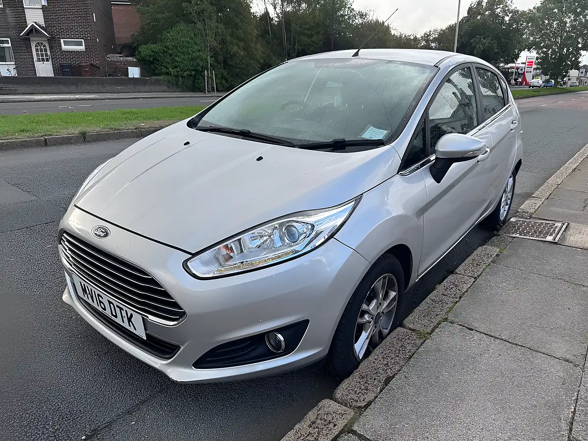 Used 2016 Ford Fiesta Zetec Moondust Silver - Interior and Exterior details 5
