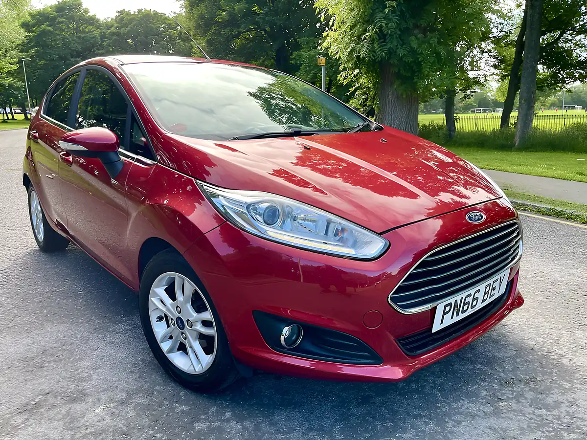 Used 2016 Ford Fiesta Zetec Red - Front View