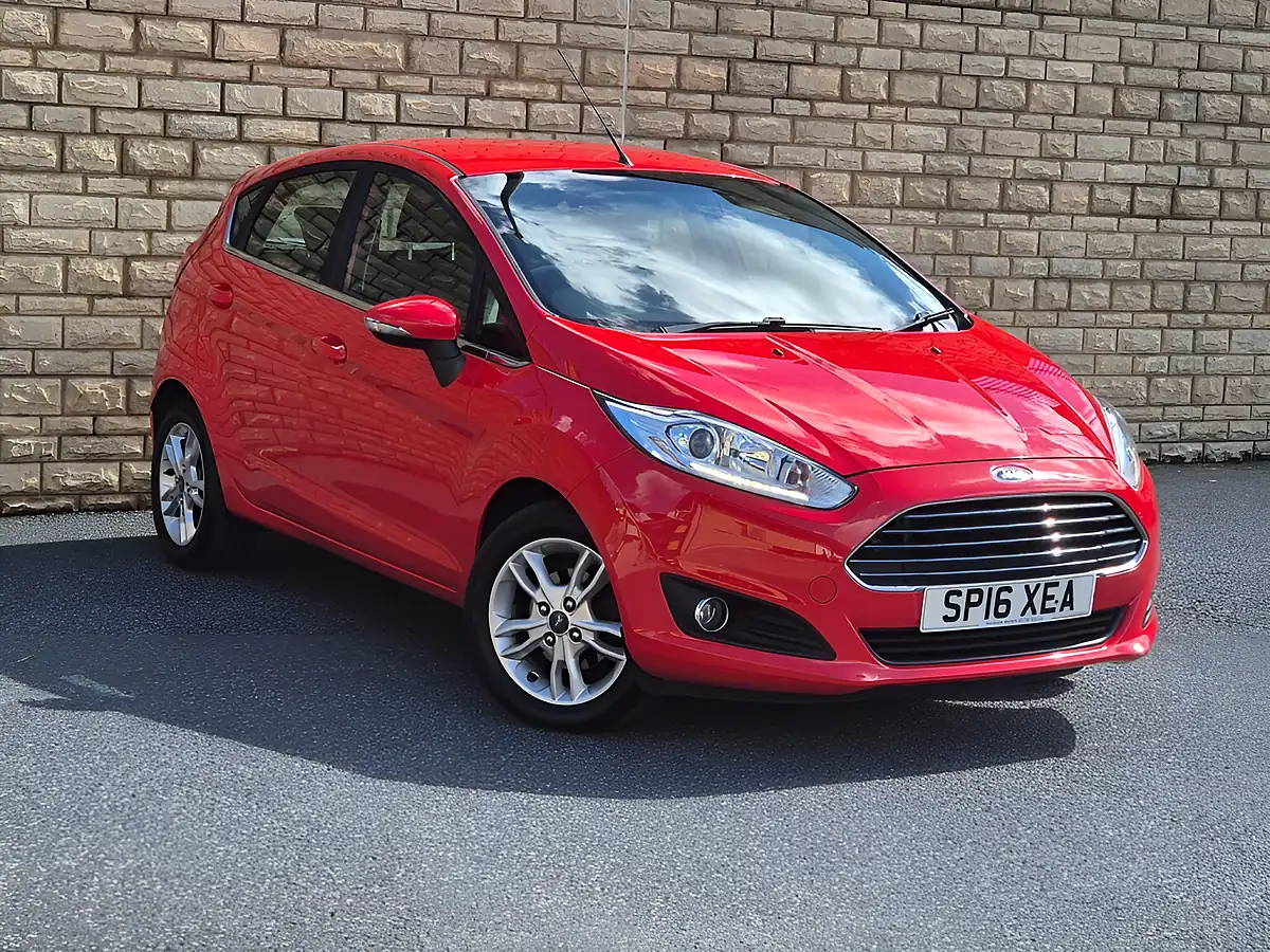 Used 2016 Ford Fiesta Zetec Red - Front View