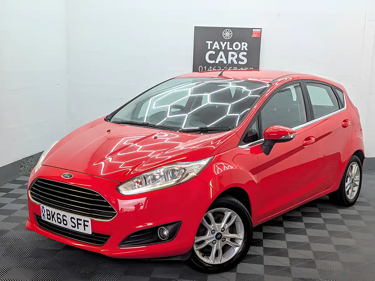 Used 2016 Ford Fiesta Zetec Red - Front View