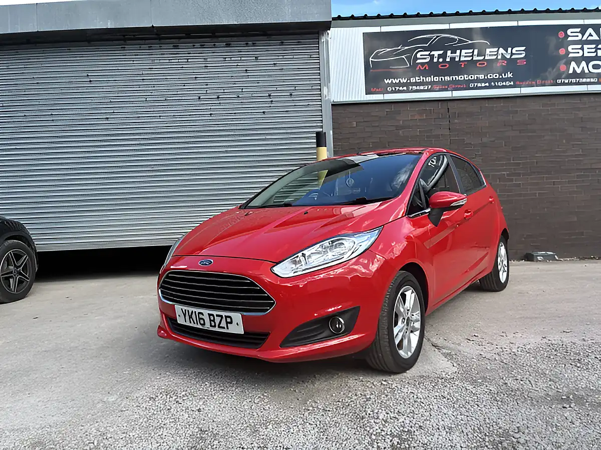 Used 2016 Ford Fiesta Zetec Red - Front View