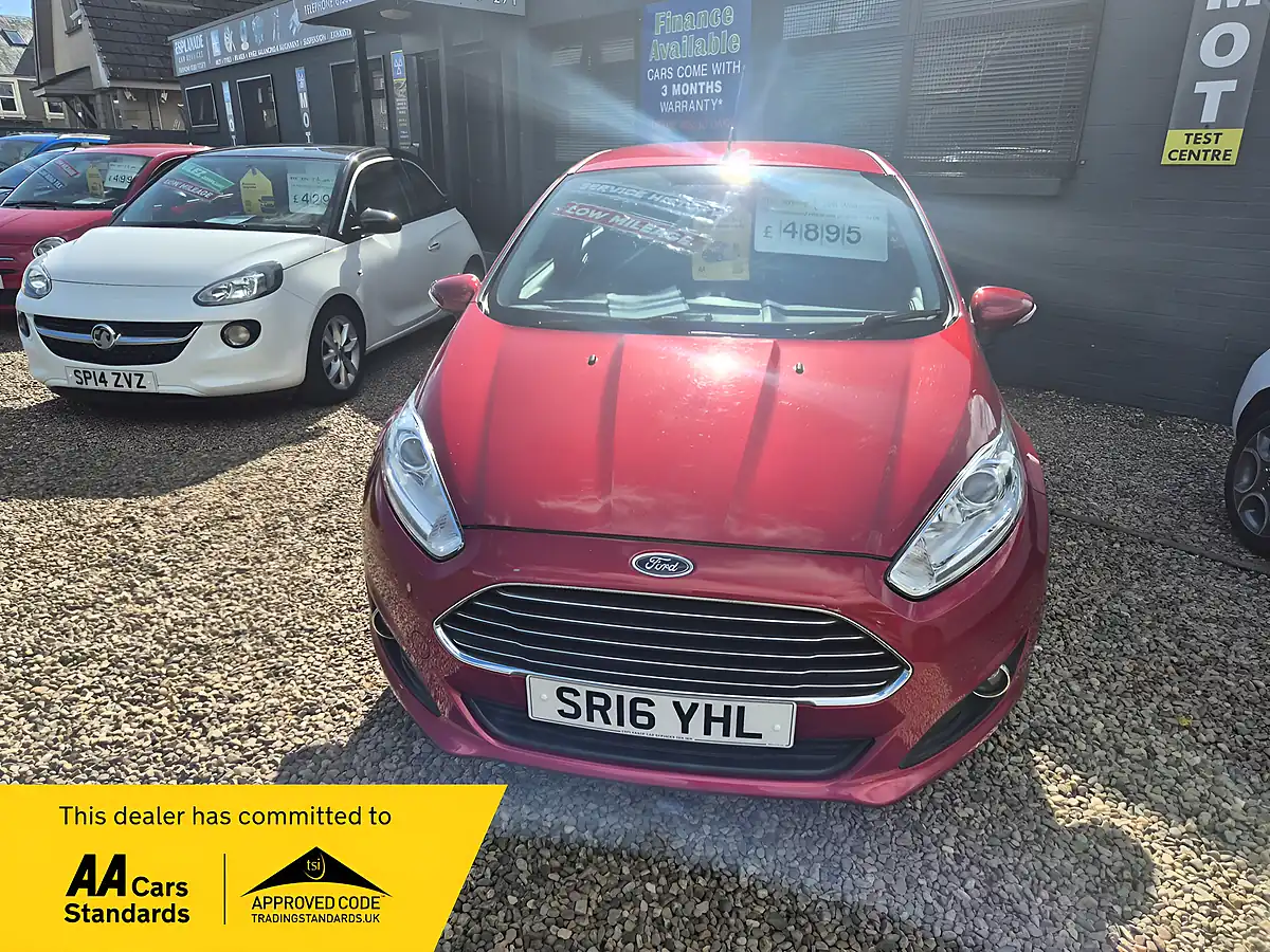 Used 2016 Ford Fiesta Zetec Red - Front View
