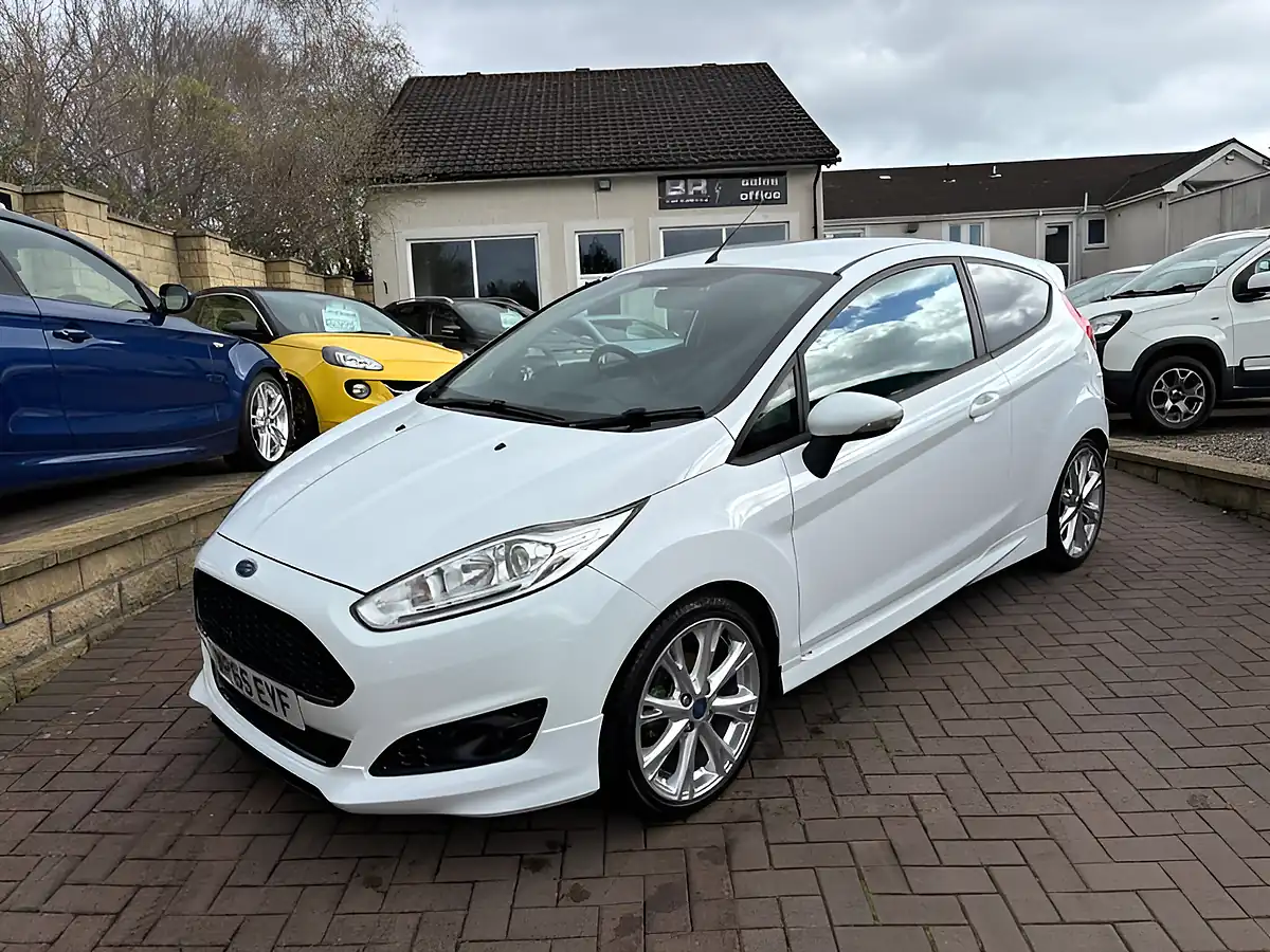 Used 2016 Ford Fiesta Zetec S White - Front View