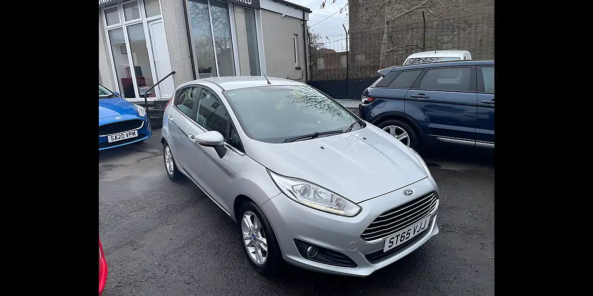 Used 2016 Ford Fiesta Zetec Silver - Front View