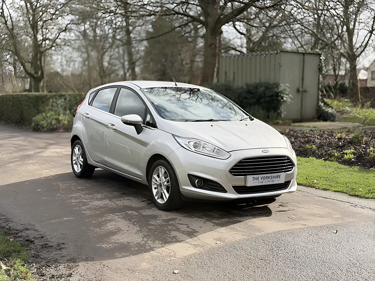 Used 2016 Ford Fiesta Zetec Silver - Front View