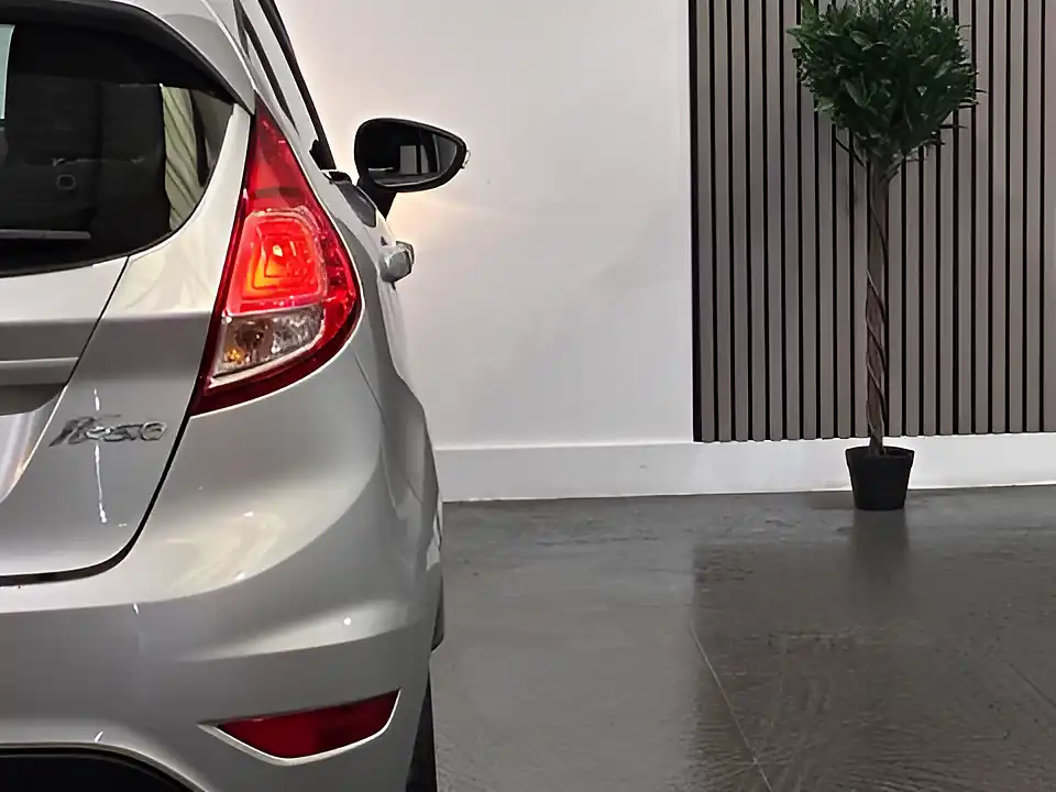 Used 2016 Ford Fiesta Zetec Silver - Interior and Exterior details 12
