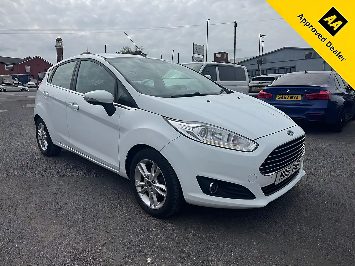 Used 2016 Ford Fiesta Zetec White - Front View