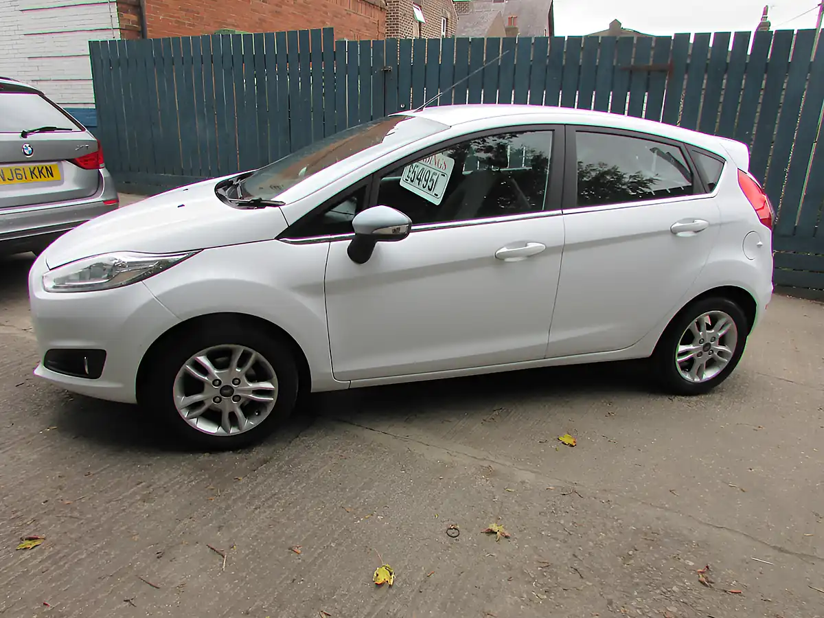 Used 2016 Ford Fiesta Zetec White - Front View