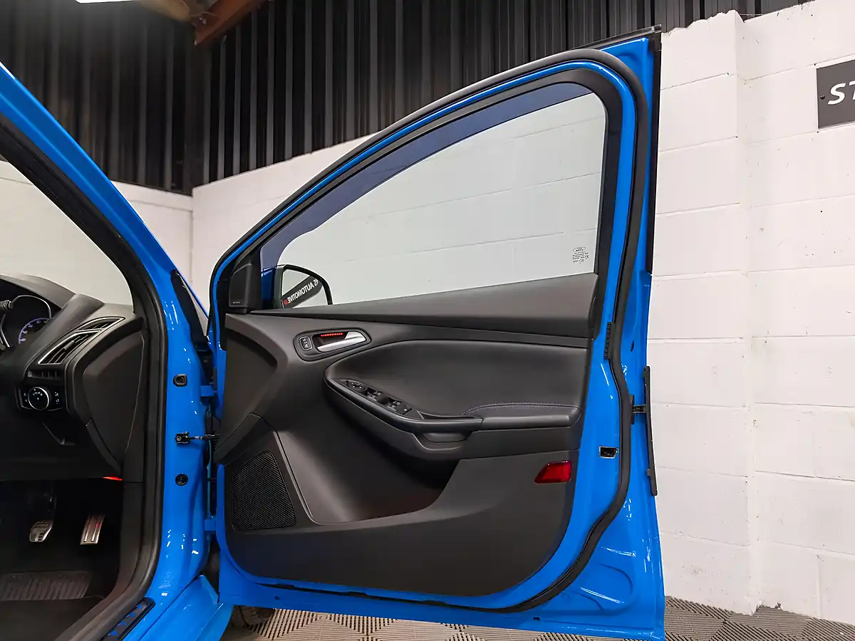 Used 2016 Ford Focus RS Nitrous Blue Metallic - Interior and Exterior details 13
