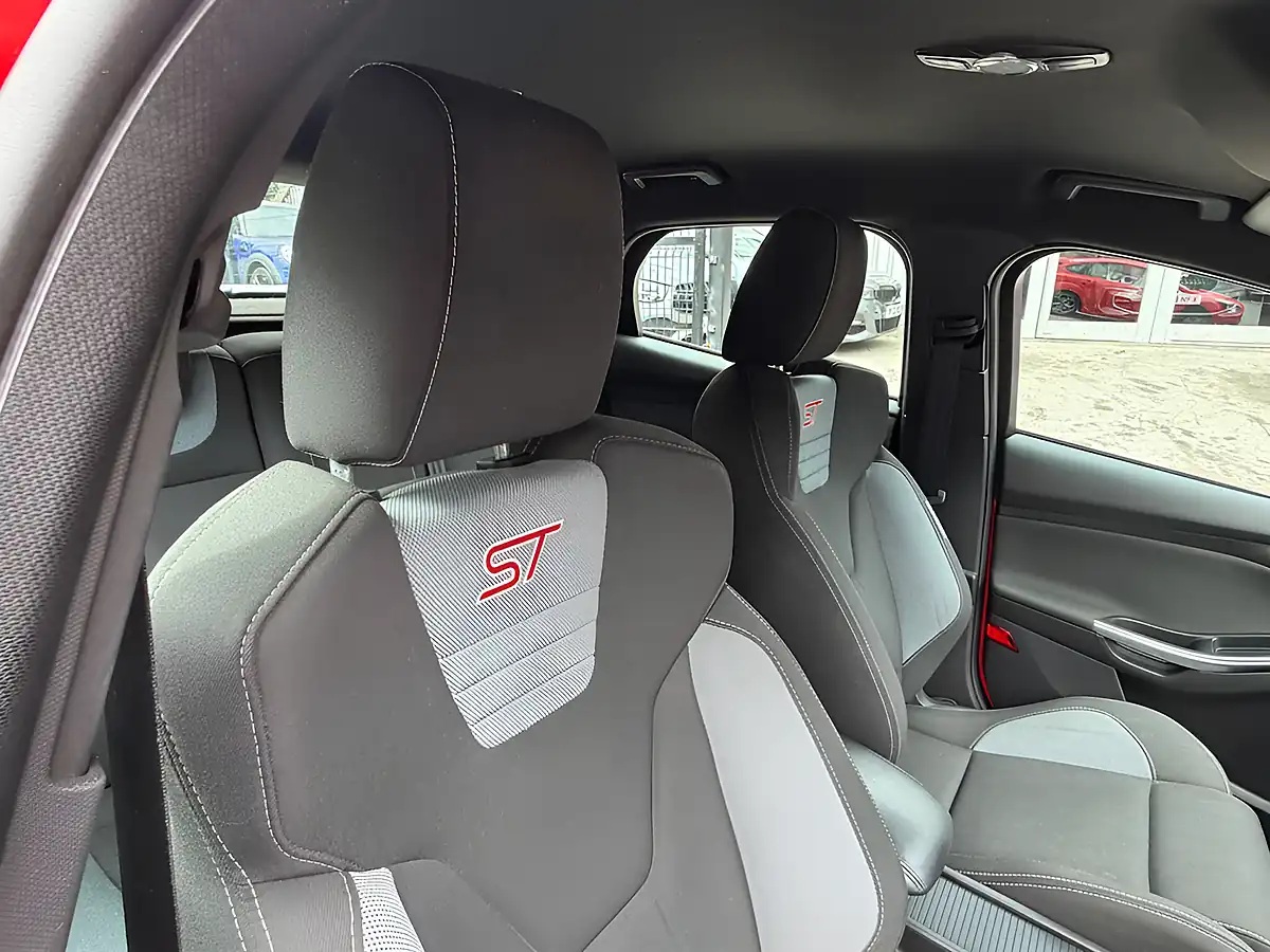 Used 2016 Ford Focus ST-1 Red - Interior and Exterior details 18