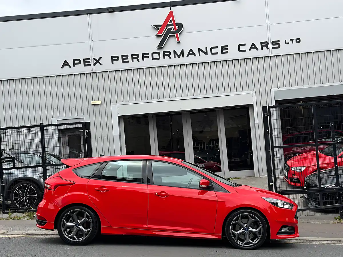 Used 2016 Ford Focus ST-1 Red - Interior and Exterior details 7