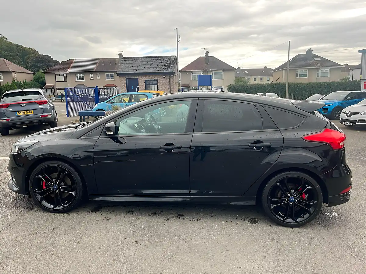 Used 2016 Ford Focus ST-2 Black - Interior and Exterior details 9