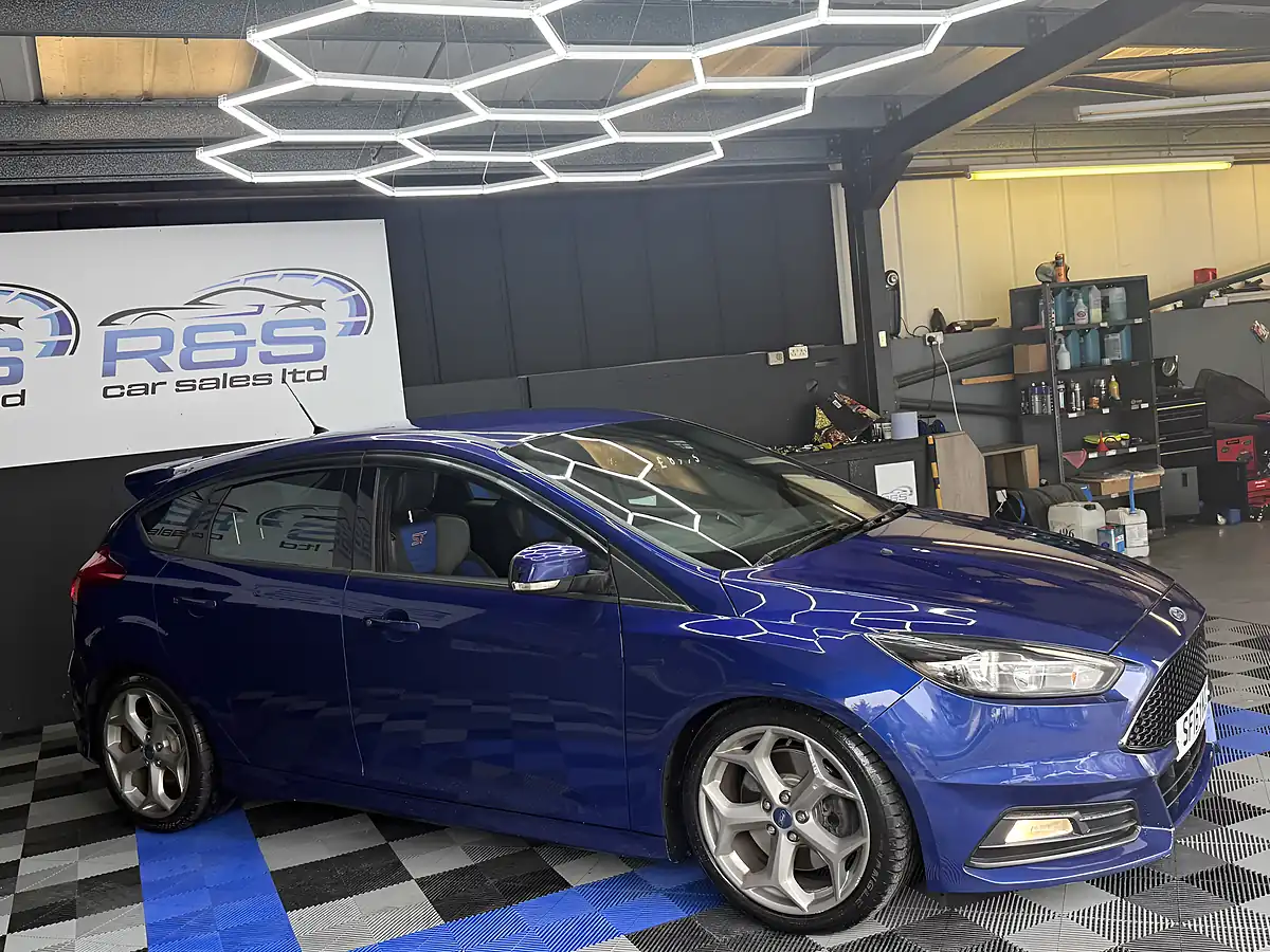 Used 2016 Ford Focus ST-2 Blue - Interior and Exterior details 14