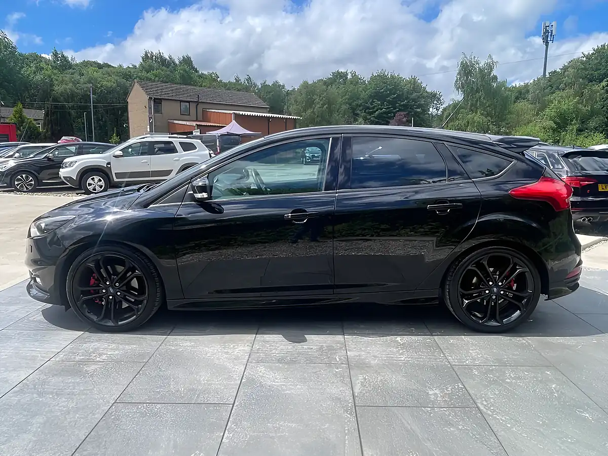 Used 2016 Ford Focus ST-3 Black - Interior and Exterior details 16