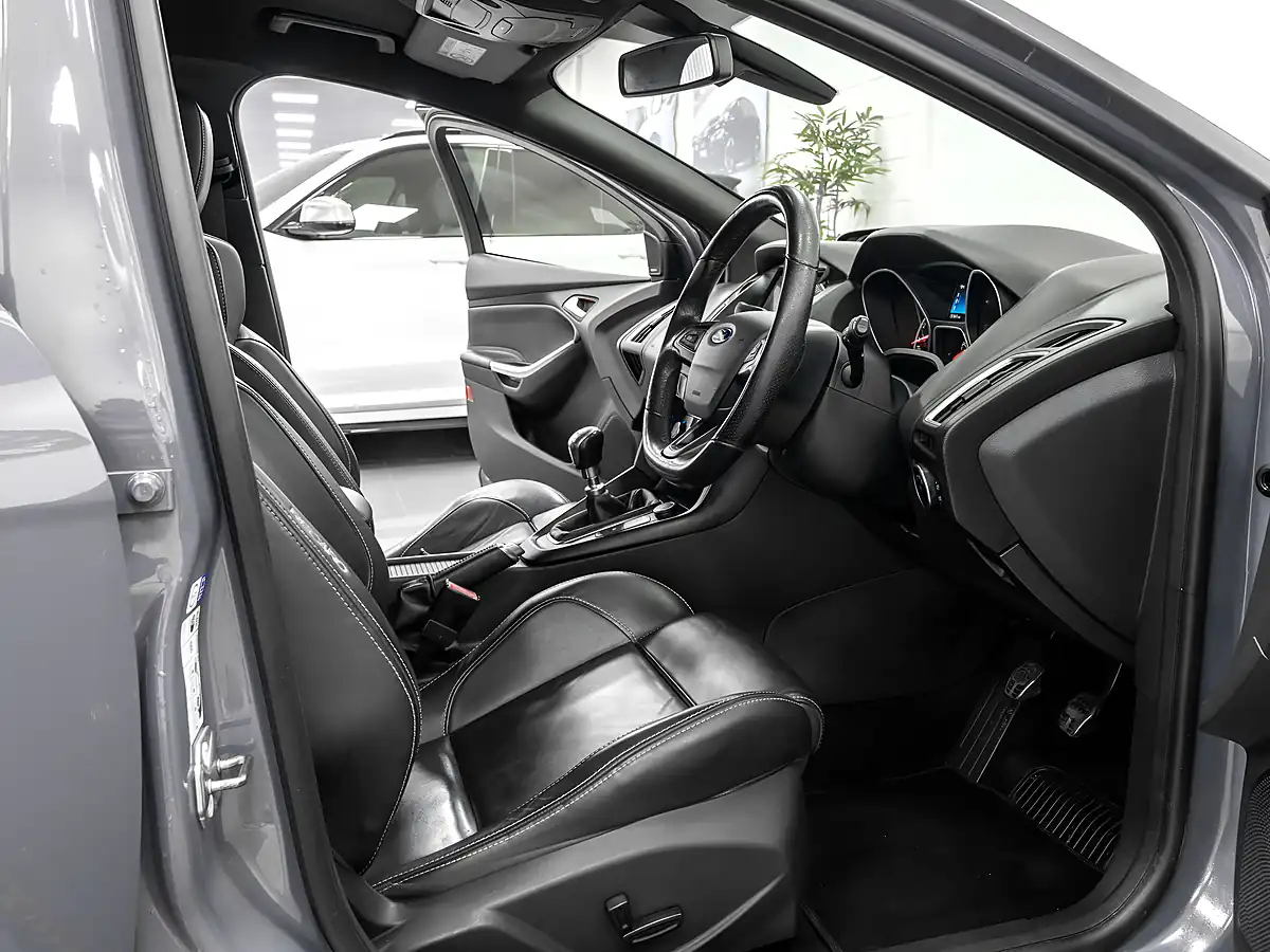Used 2016 Ford Focus ST-3 Stealth Grey - Interior and Exterior details 11