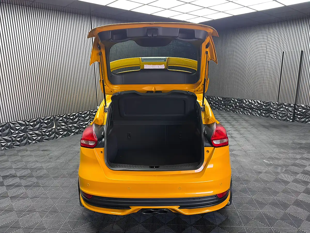 Used 2016 Ford Focus ST-3 Yellow - Interior and Exterior details 17