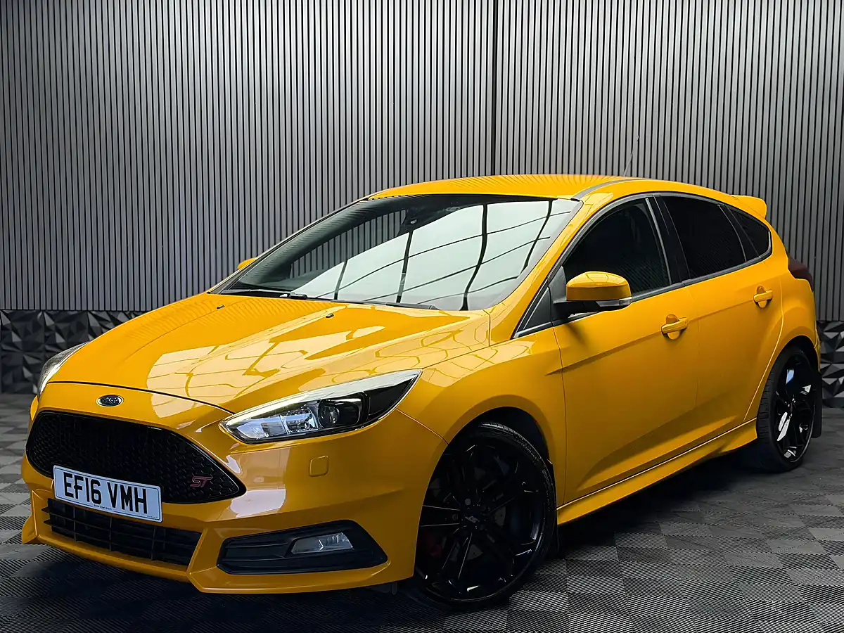 Used 2016 Ford Focus ST-3 Yellow - Interior and Exterior details 8