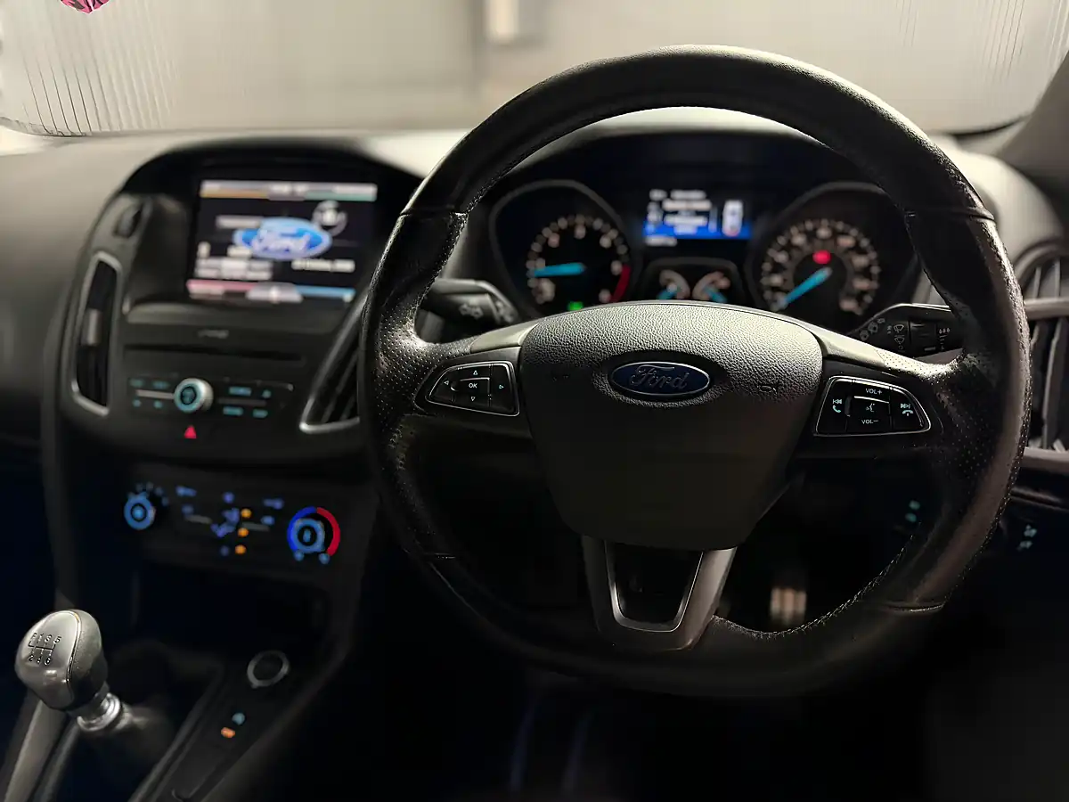 Used 2016 Ford Focus ST-Line Blue - Interior and Exterior details 17