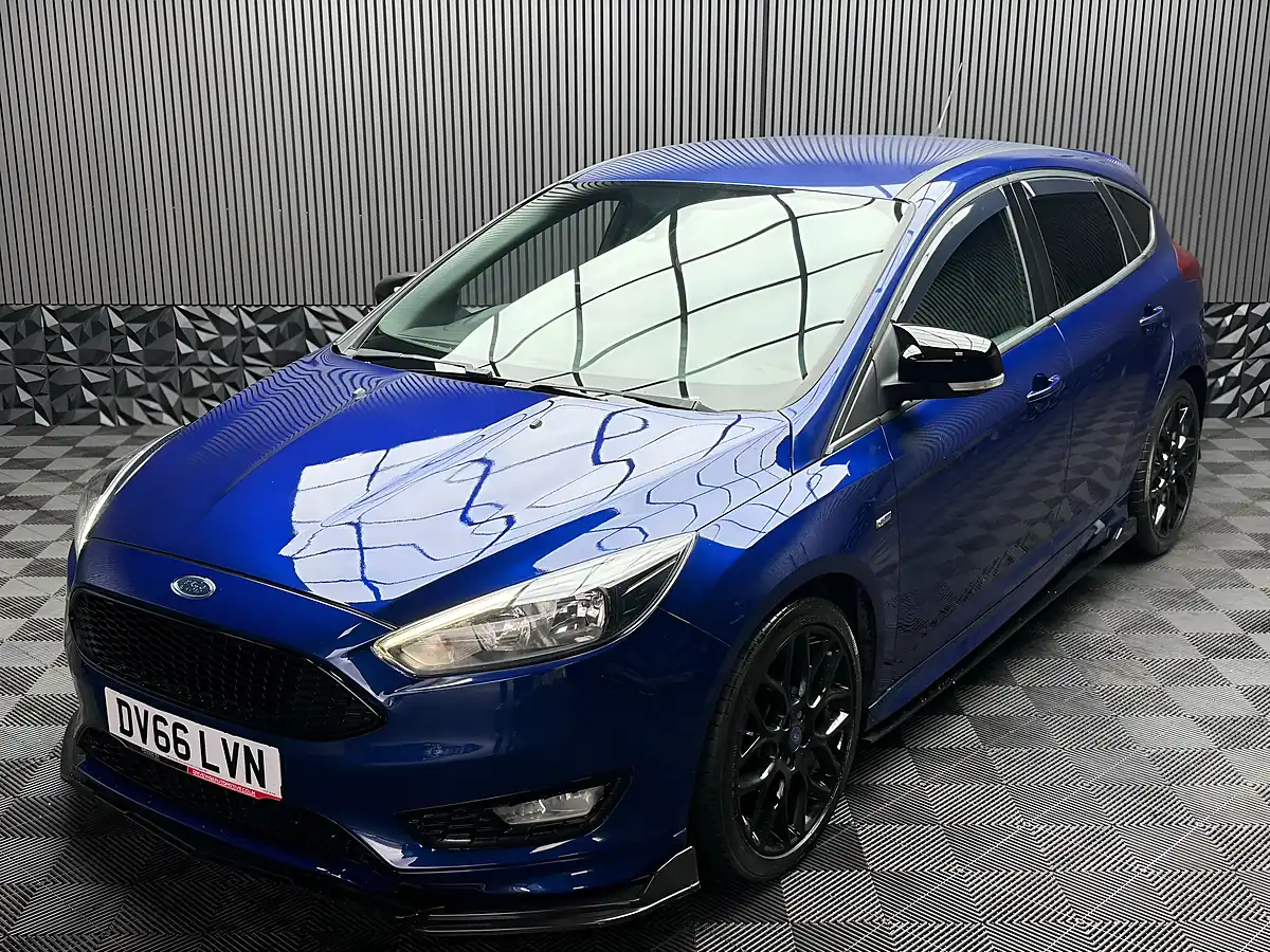 Used 2016 Ford Focus ST-Line Blue - Interior and Exterior details 8