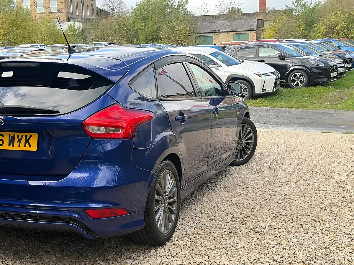 Used 2016 Ford Focus ST-Line Blue - Interior and Exterior details 10