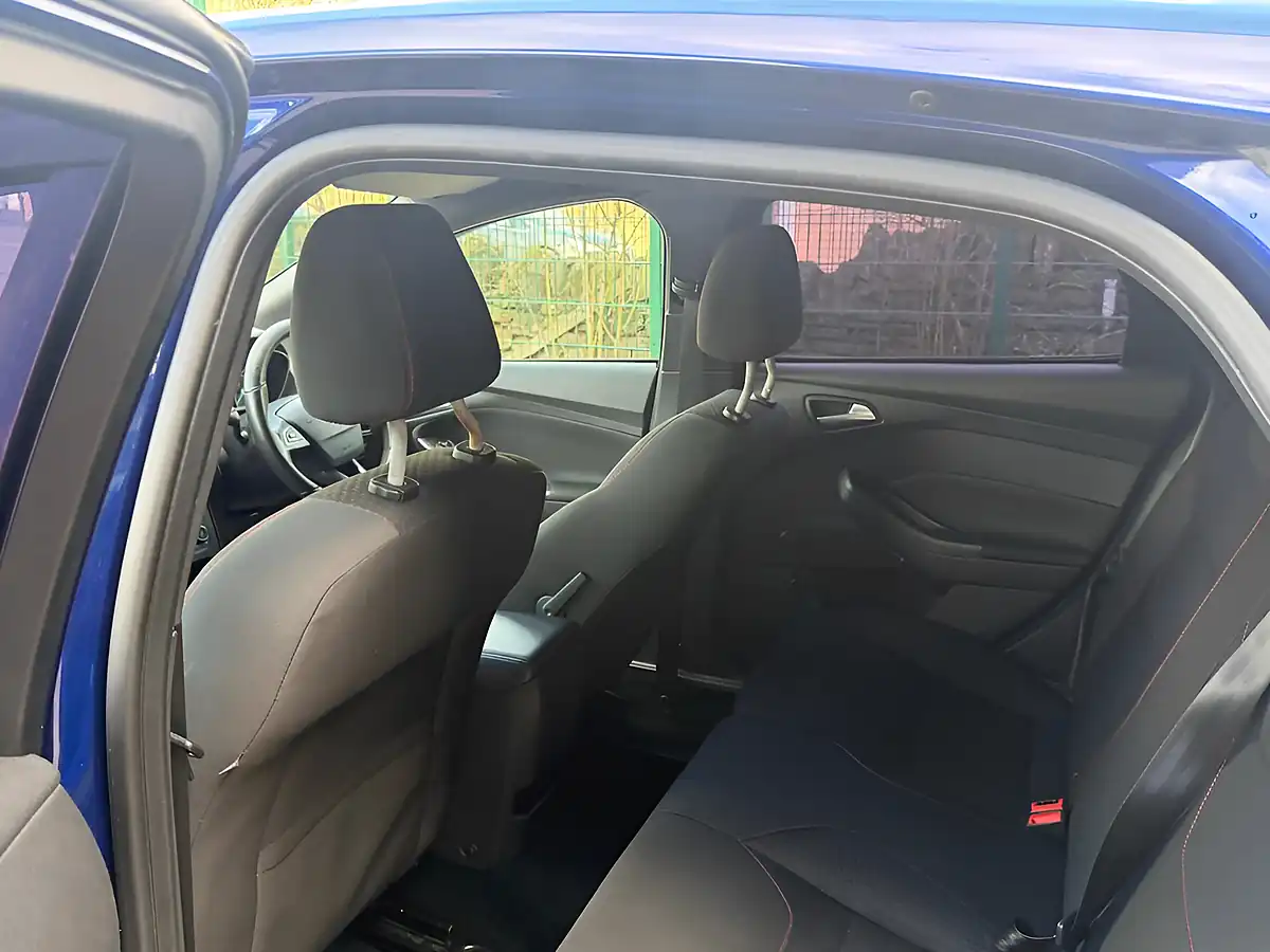 Used 2016 Ford Focus ST-Line Blue - Interior and Exterior details 14