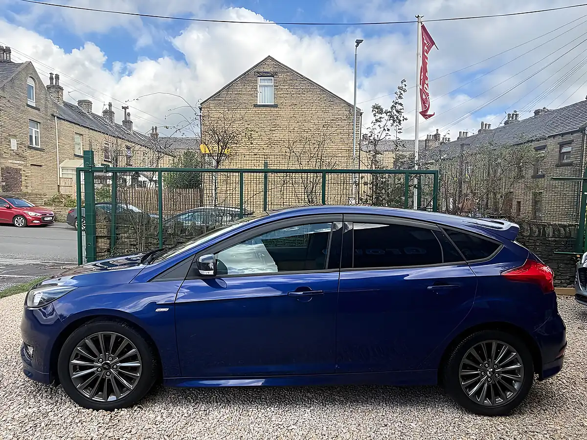Used 2016 Ford Focus ST-Line Blue - Interior and Exterior details 9