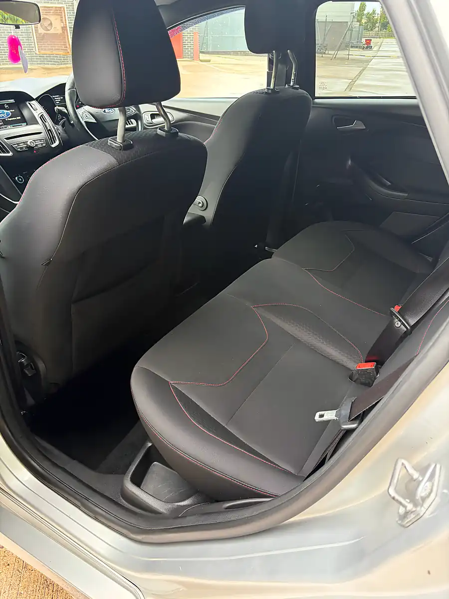 Used 2016 Ford Focus ST-Line Silver - Interior and Exterior details 10