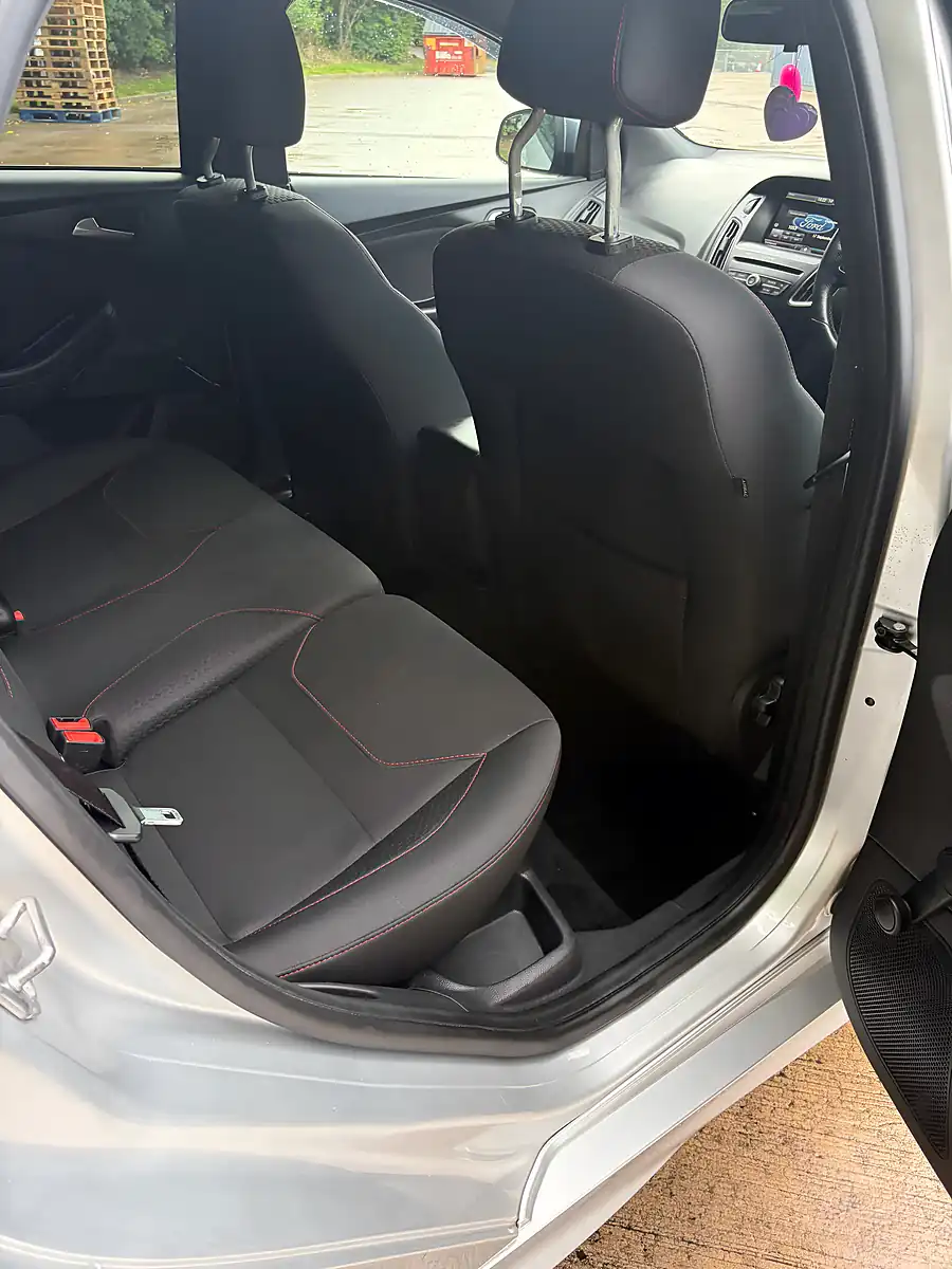 Used 2016 Ford Focus ST-Line Silver - Interior and Exterior details 8