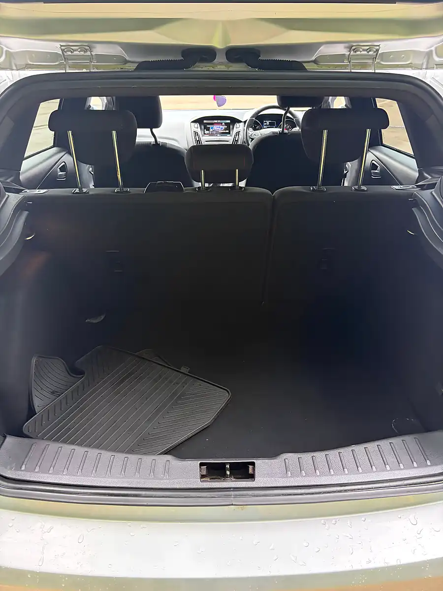 Used 2016 Ford Focus ST-Line Silver - Interior and Exterior details 9