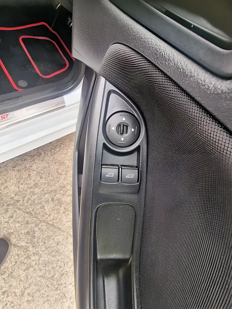 Used 2016 Ford Focus ST-Line White - Interior and Exterior details 14
