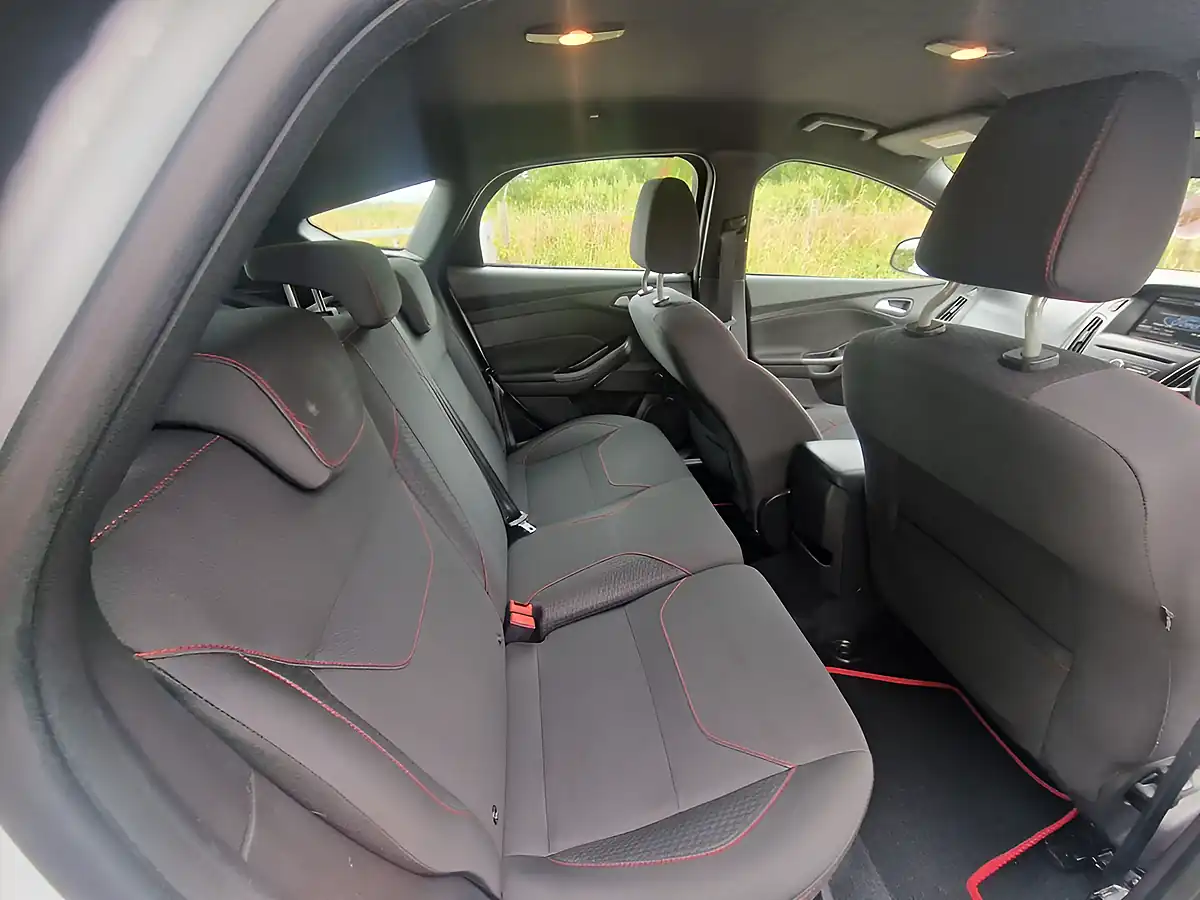 Used 2016 Ford Focus ST-Line White - Interior and Exterior details 9