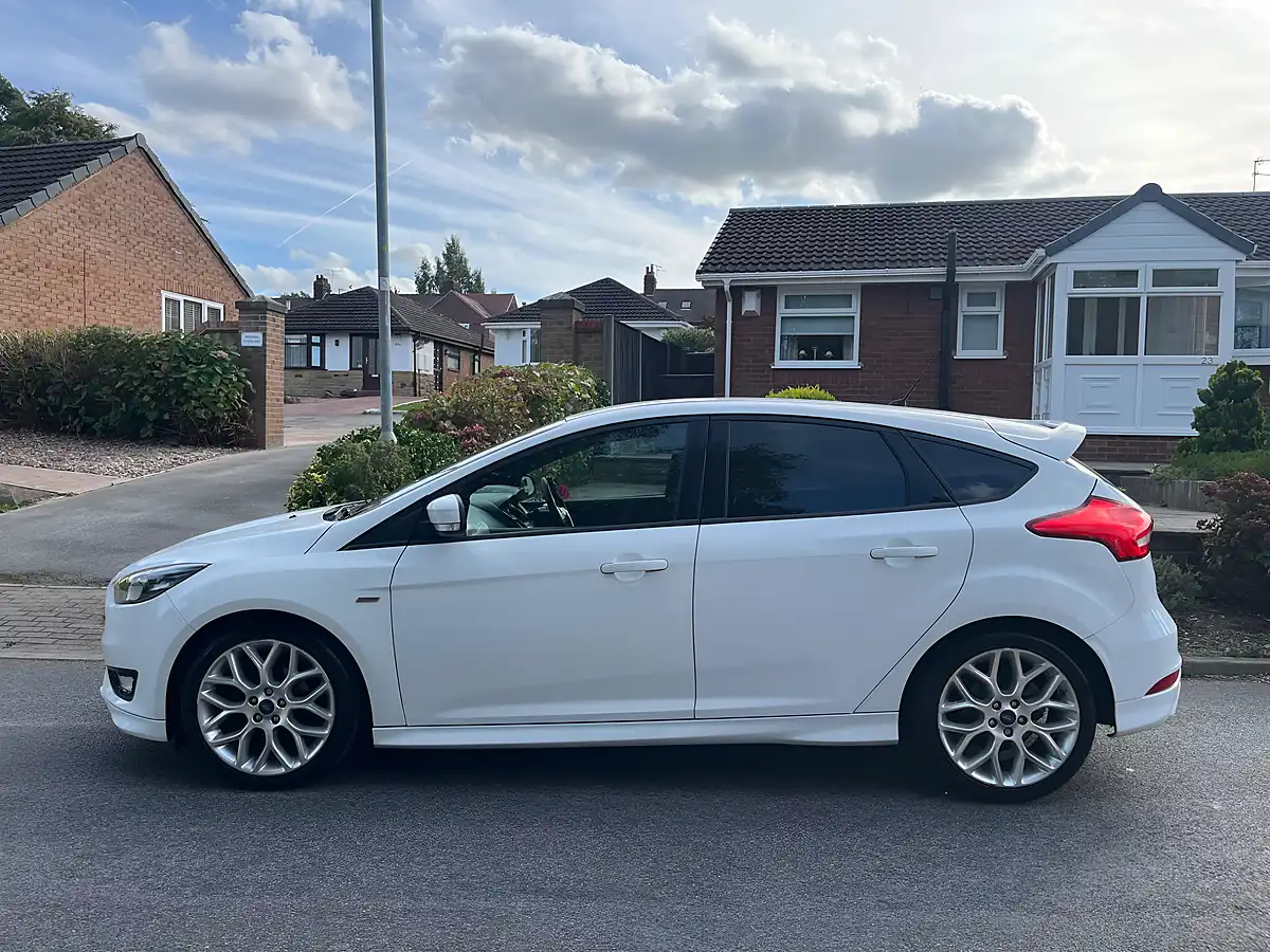 Used 2016 Ford Focus ST-Line White - Interior and Exterior details 9