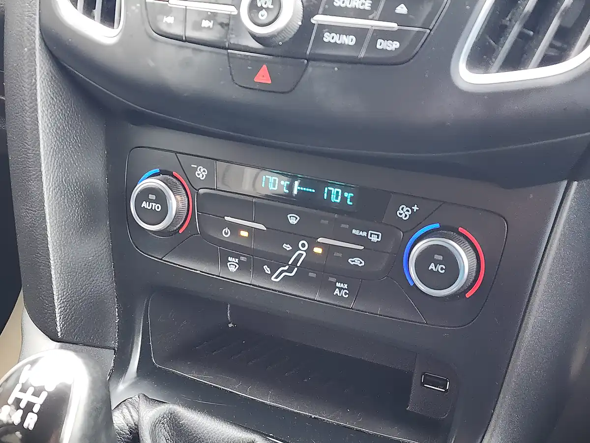 Used 2016 Ford Focus Style Blue - Interior and Exterior details 12