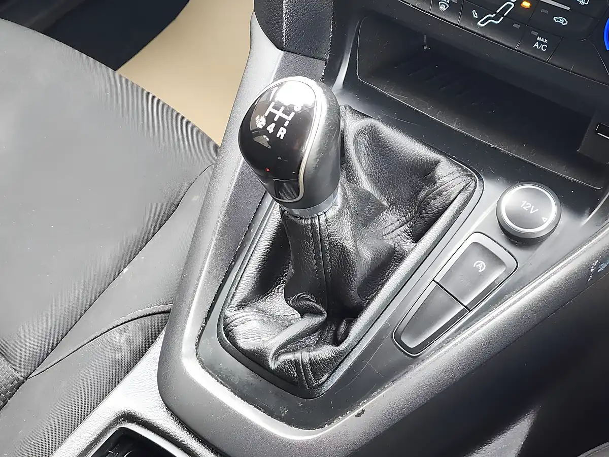 Used 2016 Ford Focus Style Blue - Interior and Exterior details 13