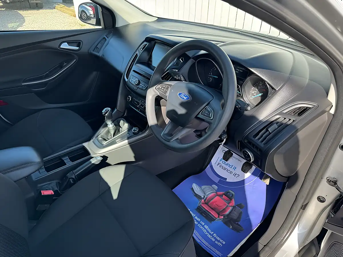 Used 2016 Ford Focus Style Silver - Interior and Exterior details 17