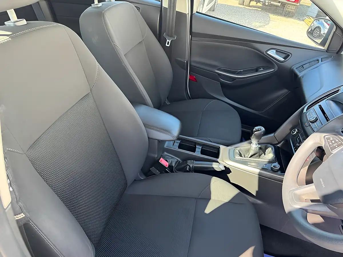 Used 2016 Ford Focus Style Silver - Interior and Exterior details 18
