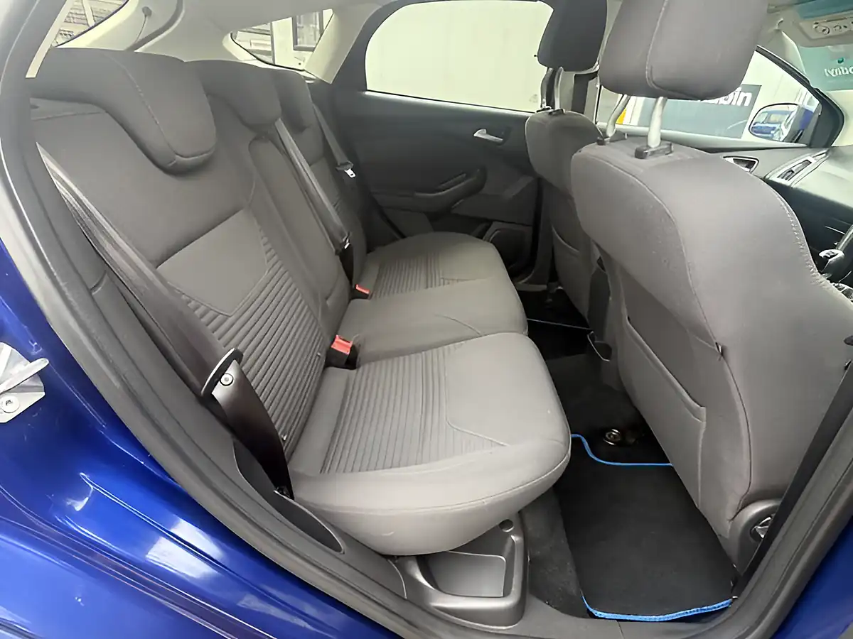 Used 2016 Ford Focus Titanium Blue - Interior and Exterior details 14