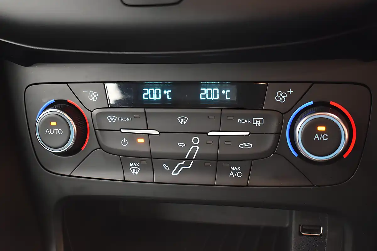 Used 2016 Ford Focus Titanium Blue - Interior and Exterior details 17