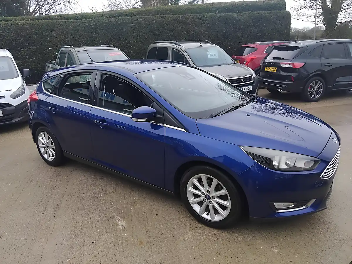 Used 2016 Ford Focus Titanium One Blue - Interior and Exterior details 9