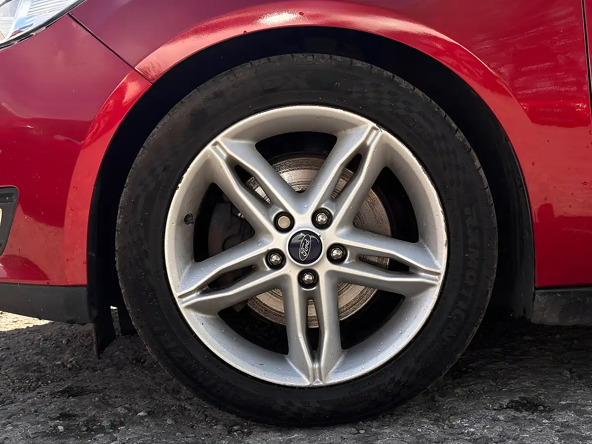 Used 2016 Ford Focus Titanium Red - Interior and Exterior details 19