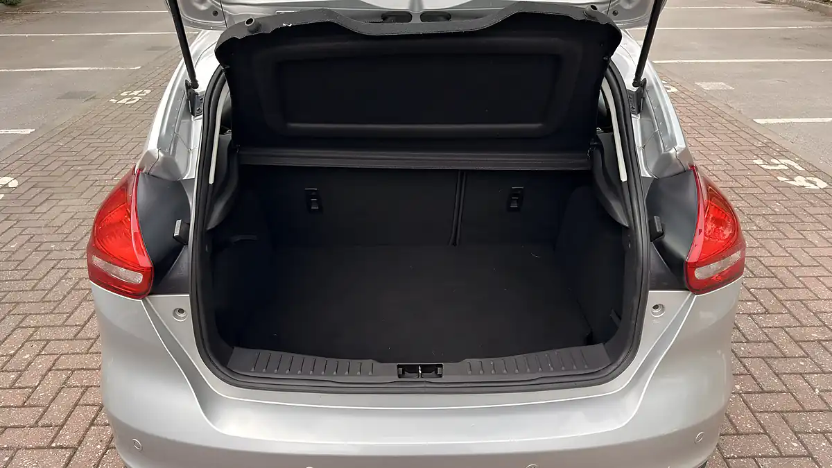 Used 2016 Ford Focus Titanium Silver - Interior and Exterior details 10