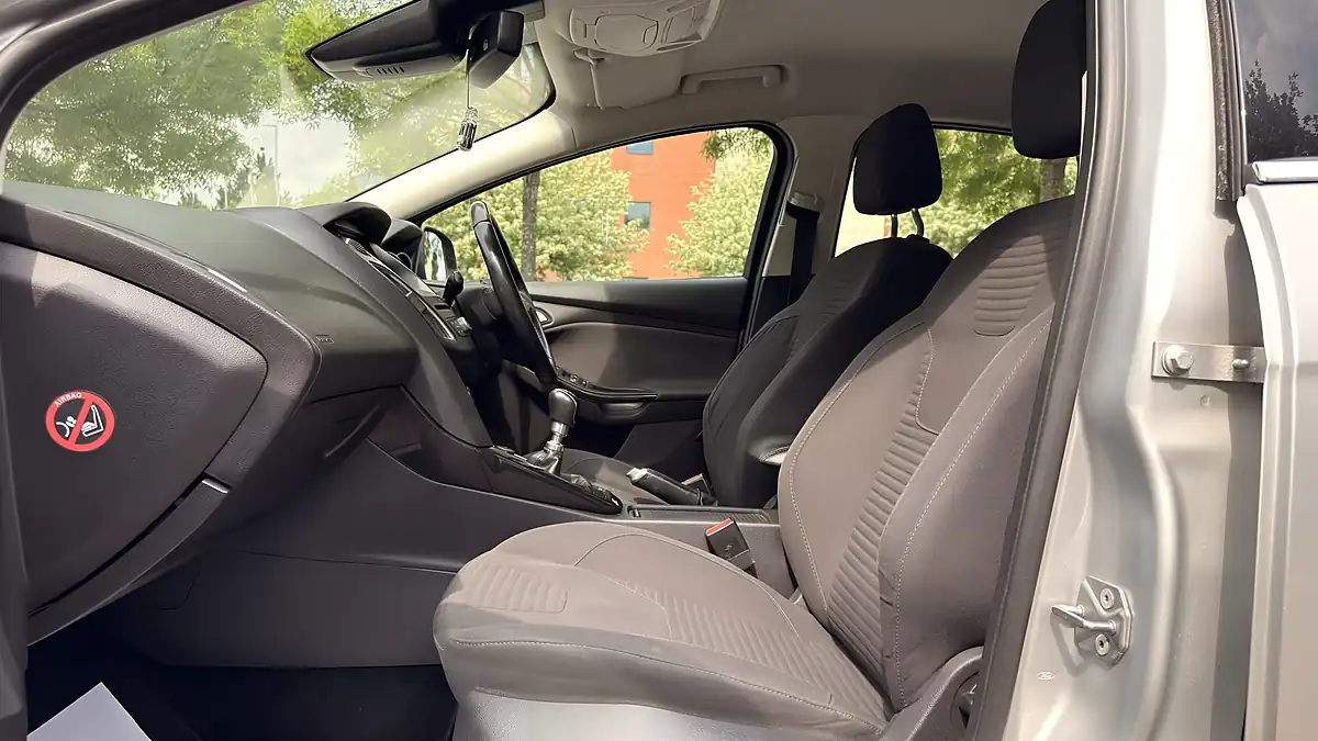 Used 2016 Ford Focus Titanium Silver - Interior and Exterior details 14