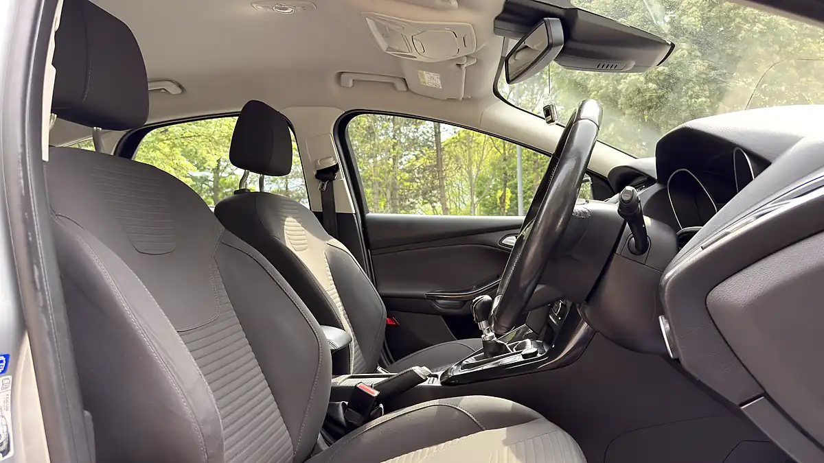 Used 2016 Ford Focus Titanium Silver - Interior and Exterior details 17