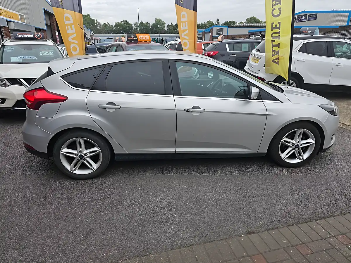 Used 2016 Ford Focus Titanium Silver - Interior and Exterior details 5
