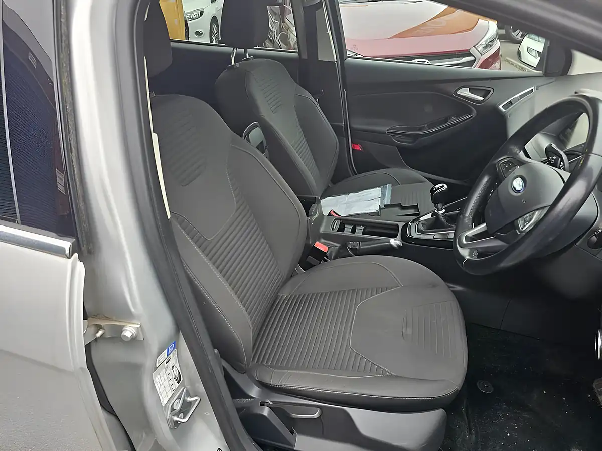 Used 2016 Ford Focus Titanium Silver - Interior and Exterior details 7