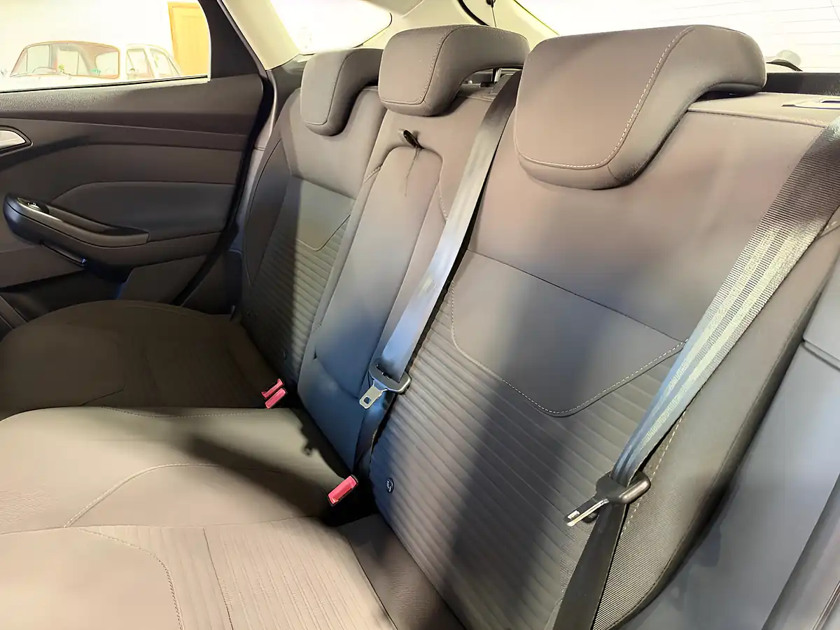 Used 2016 Ford Focus Titanium Silver - Interior and Exterior details 10